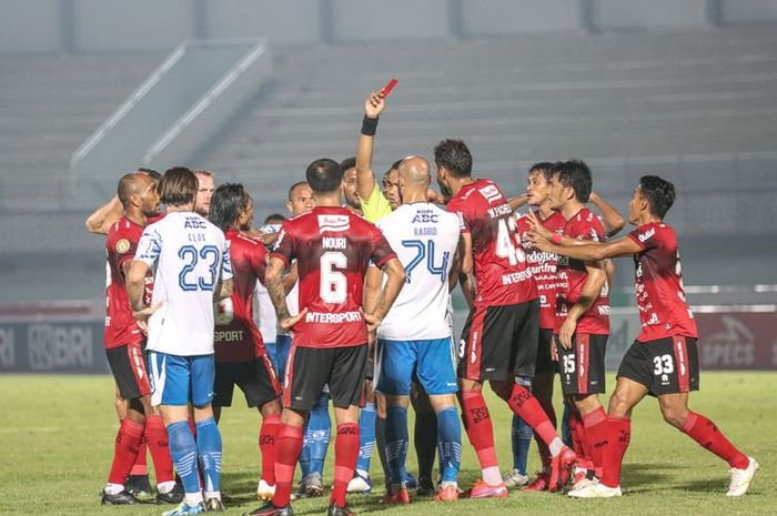 Wasit sedang memberikan kartu merah.