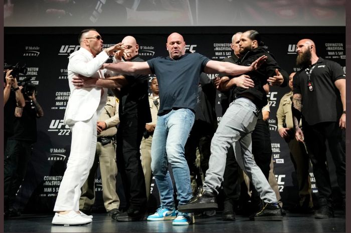 Colby Covington (kiri) dan Jorge Masvidal (kanan) saat hampir terlibat bentrok ketika sesi face-off dalam acara konferensi pers UFC 272, Kamis (3/3/2022).