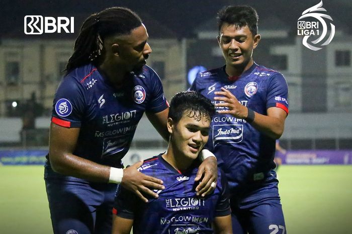 Pemain Arema FC merayakan gol yang dicetak oleh Muhammad Rafli ke gawang Barito Putera pada pekan ke-29 Liga 1 2021-2022.