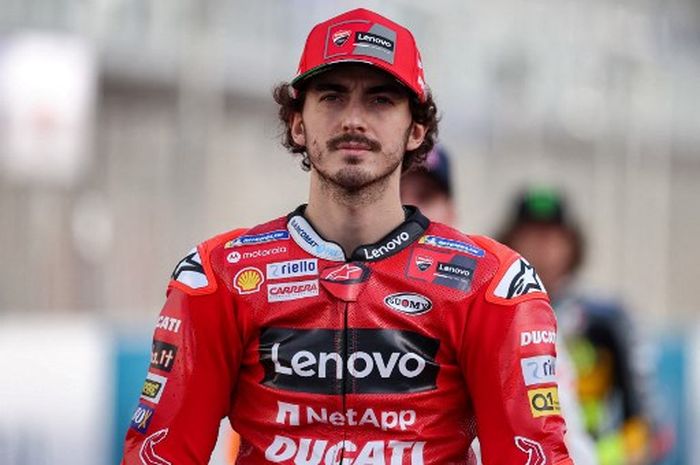 Pembalap Ducati Lenovo, Francesco Bagnaia, saat sesi pemotretan menjelang seri balap pertama MotoGP Qatar di Sirkuit Losail, Doha, Qatar, 3 Maret 2022.