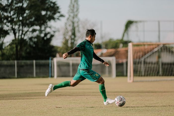 Pemain Persebaya Surabaya, Samsul Arif saat mengikuti latihan bersama tim.