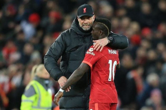 Pelatih Liverpool, Juergen Klopp, memeluk Sadio Mane seusai laga Liga Inggris kontra West Ham United di Stadion Anfield, Sabtu (5/3/2022).