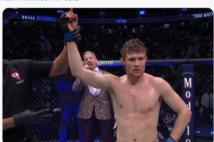 Ekspresi Bryce Mitchell kala dinyatakan menang atas petarung yang pernah menendang kepala Khabib Nurmagomedov secara telak, Edson Barboza pada UFC 272 (6/3/2022).