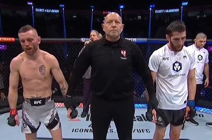 Khabib Nurmagomedov melihat jagoannya, Tagir Ulanbekov, kalah dari Tim Elliott di UFC 272, Minggu (6/3/2022).