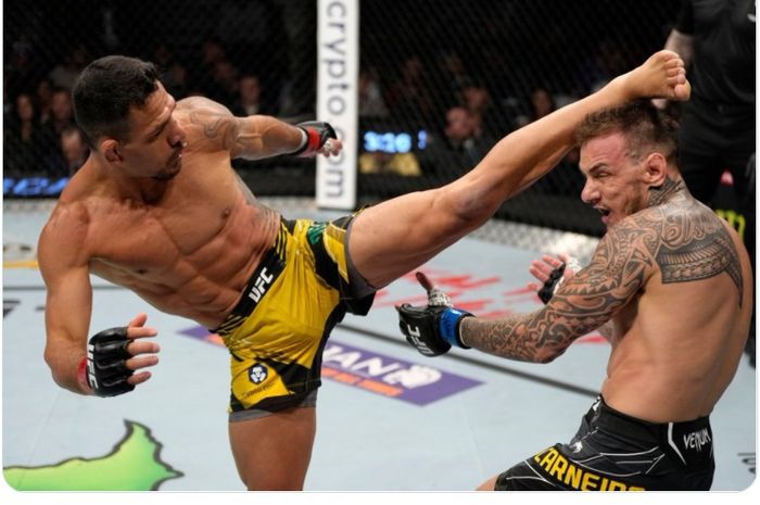 Rafael dos Anjos mendominasi Renato Moicano di UFC 272, Minggu (6/3/2022) di T-Mobile Arena, Nevada, Amerika Serikat.