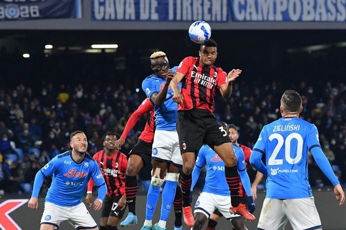Victor Osimhen dan Junior Messias terlibat duel udara pada laga Liga Italia 2021-2022 antara Napoli dan AC Milan.