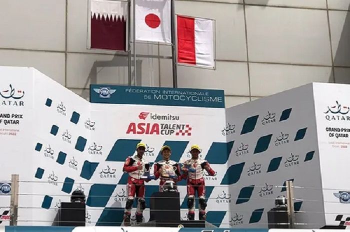 Komentar pembalap Indonesia, Veda Ega Pratama (kanan) usai sukses kibarkan Merah Putih di ajang Asia Talent Cup Qatar 2022.