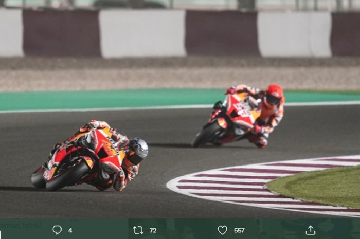 Pembalap Repsol Honda, Pol Espargaro dan Marc Marquez pada balapan pertama MotoGP 2022 di Sirkuit Losail, Qatar, Minggu (6/3/2022)