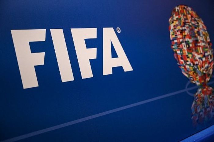 Logo FIFA terpampang saat acara jumpa pers FIFA Executive Football Summit di Istanbul, 15 Februari 2019.