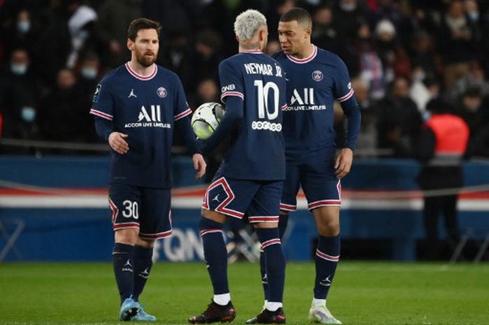 Kiri ke kanan: Lionel Messi, Neymar, dan Kylian Mbappe, merayakan gol Paris Saint-Germain kala jumpa Saint-Etienne di Parc des Princes Stadium, Paris, 26 Februari 2022.