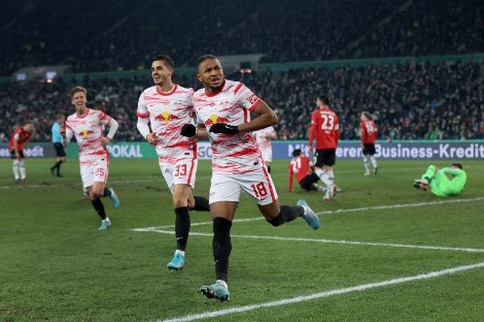 Christopher Nkunku (kanan) merayakan gol untuk RB Leipzig ke gawang Hannover pada duel DFB Pokal di Hannover, Jerman, 2 Maret 2022.