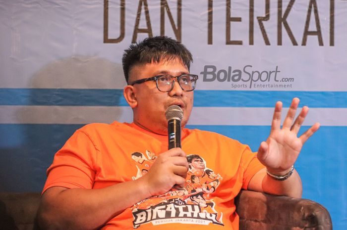 Ketua Umum The Jakmania, Diky Soemarno, sedang memberikan keterangan kepada awak media dalam acara diskusi di Twin House, Blok M, Jakarta Selatan, 8 Maret 2022.