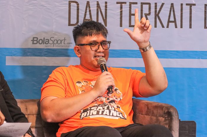Ketua Umum The Jakmania, Diky Soemarno, nampak hadir dalam acara diskusi di Twin House, Blok M, Jakarta Selatan, 8 Maret 2022.
