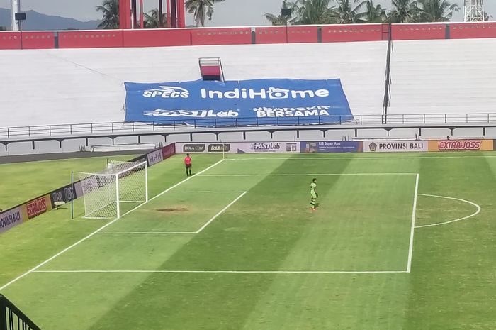 Asisten wasit tambahan terlihat berada di pinggir gawang saat laga Persela Vs Tira Persikabo di Liga 1