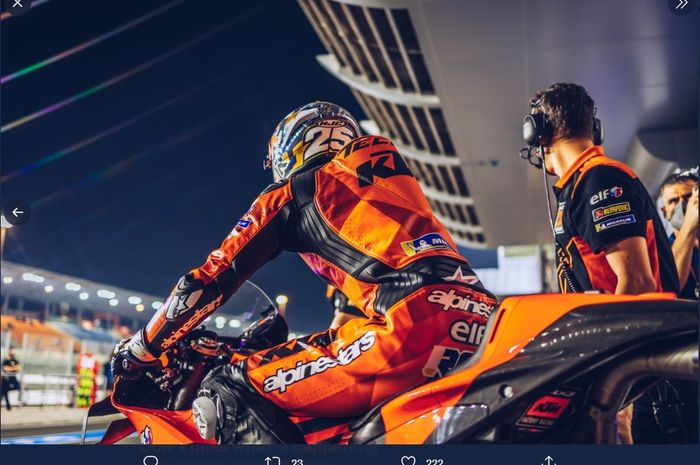 Tampak belakang pembalap KTM Tech3, Raul Fernandez kala beraksi di MotoGP Qatar 2022.