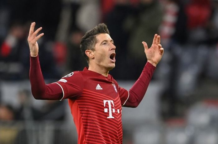 Striker Bayern Muenchen, Robert Lewandowski, saat merayakan gol ke gawang RB Salzburg.