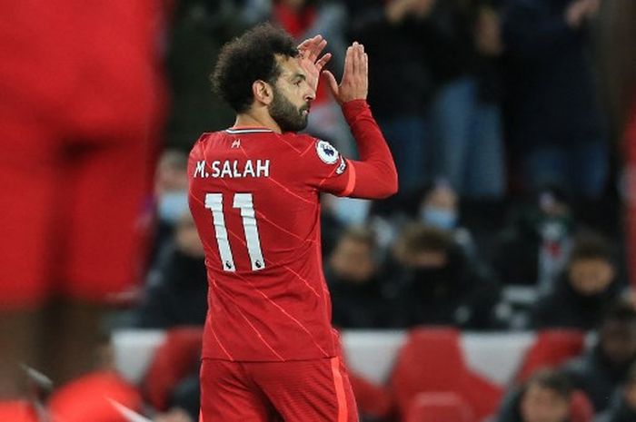 Gestur Mohamed Salah dalam pertandingan Liga Inggris antara Liverpool melawan West Ham United di Anfield, 5 Maret 2022.