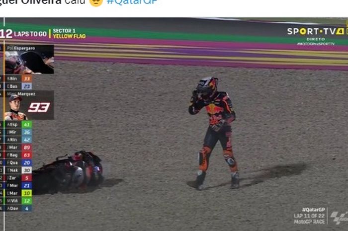 Momen pembalap Redbull KTM, Miguel Oliveira terjatuh dari motornya pada MotoGP Qatar 2022 (6/3/2022).