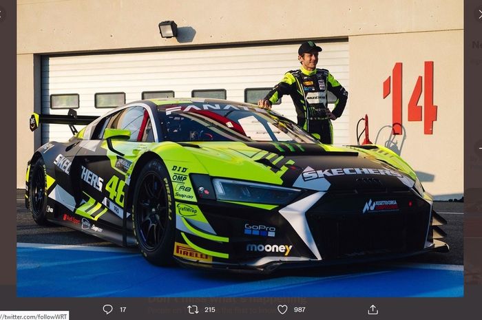 Valentino Rossi berpose bersama mobil Audi R8 LMS GT3 dari W Racing Team yang akan dikemudikannya pada GT World Challenge Europe  musim 2022.