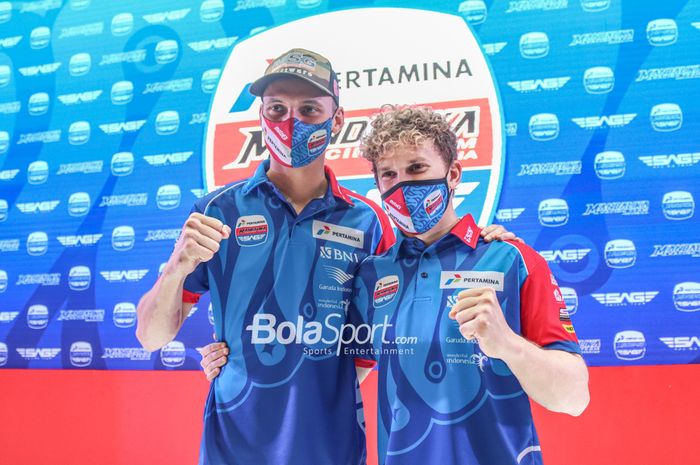 Dua pembalap Mandalika Racing Team Indonesia (Pertamina Mandalika SAG), Bo Bendsneyder (kiri) dan Gabriel Rodrigo (kanan), sedang berfoto bersama di Kawasan Epicentrum, Jakarta Selatan, 10 Maret 2022.