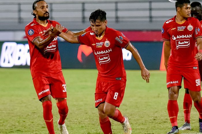 Gelandang Persija Jakarta, Syahrian Abimanyu, merayakan gol yang dicetaknya ke gawang Borneo FC pada pekan ke-30 Liga 1 2021-2022.