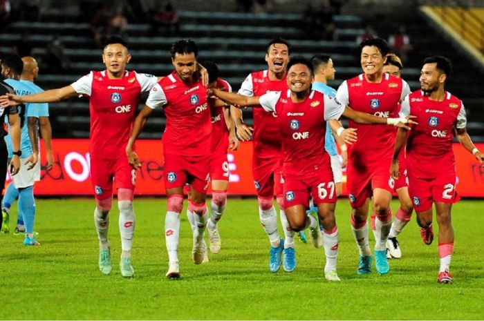 Pemain asal Indonesia, Saddil Ramdani (ketiga dari kanan depan), mencetak gol dan membawa Sabah FC menang 3-1 atas Petaling Jaya FC.