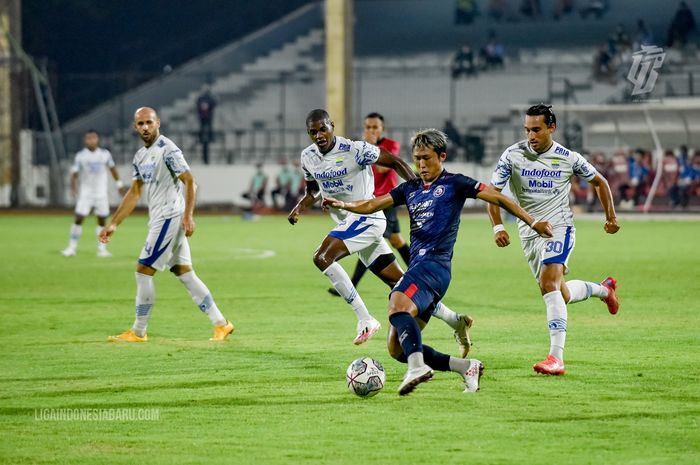 Mohammed Rashid, Bruno Cantanhede, dan Ezra Walian dalam duel Persib Bandung vs Arema FC.