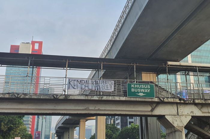 Aksi suporter Persija Jakarta The Jakmania