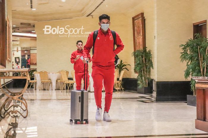 Kiper timnas U-19 Indonesia, Cahya Supriadi (depan), nampak sedang membawa koper di Hotel Sultan, Senayan, Jakarta, 11 Maret 2022.