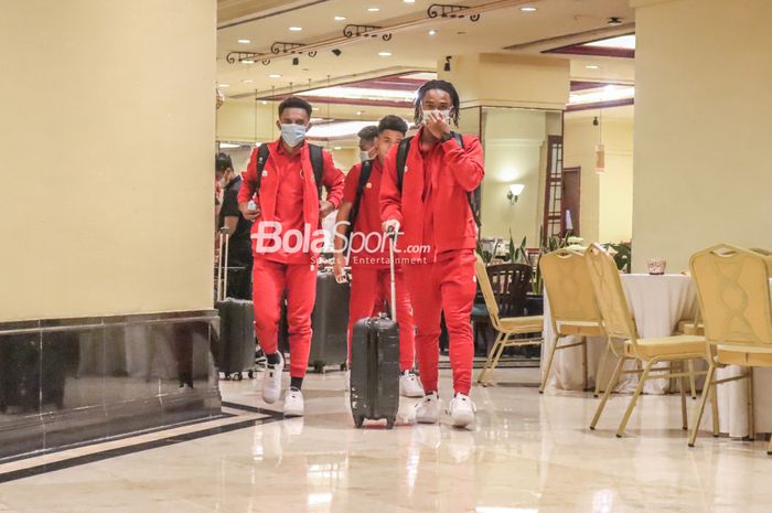 Ronaldo Kwateh beserta sejumlah pemain timnas U-19 Indonesia nampak sedang membawa koper di Hotel Sultan, Senayan, Jakarta, 11 Maret 2022.