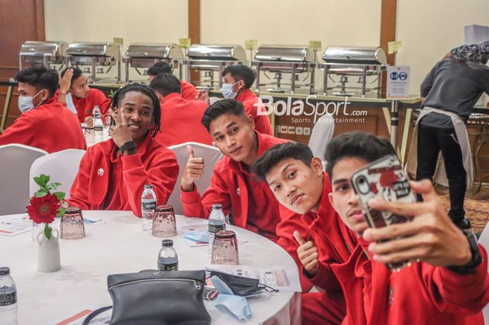 Ronaldo Kwateh, Alfriyanto Nico, dan sejumlah pemain timnas U-19 Indonesia sedang berfoto selfie di Hotel Sultan, Senayan, Jakarta, 11 Maret 2022.