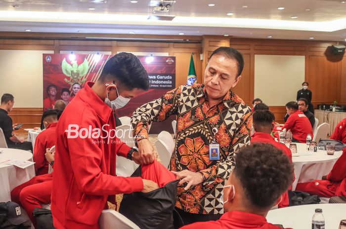 Ketua Umum PSSI, Mochamad Iriawan (baju batik), sedang meninjau barang yang dibawa pemain timnas U-19 Indonesia jelang berangkat ke Korea Selatan.