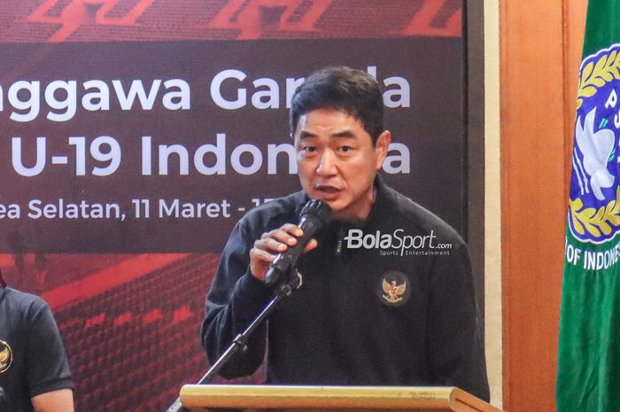 Asisten Shin Tae-yong, Choi In-cheol, sedang memberikan kabar terkini timnas U-19 Indonesia di Hotel Sultan, Senayan, Jakarta, 11 Maret 2022.