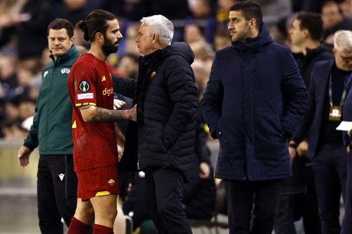 Jose Mourinho berbicara dengan Sergio Oliveira usai sang gelandang dikartu merah wasit dalam partai Vitesse Arnhem vs AS Roma di UEFA Conference League di Gelredome, 10 Maret 2022.