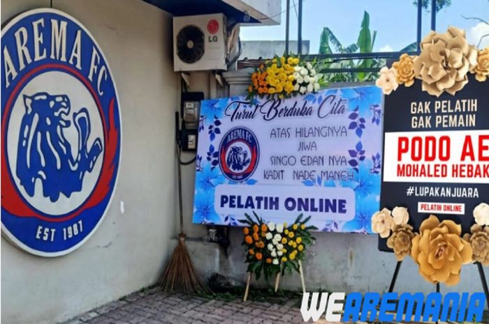 Aremania mengecam pelatih dan pemain Arema FC melalui karangan bunga seusai dikalahkan Persib Bandung.