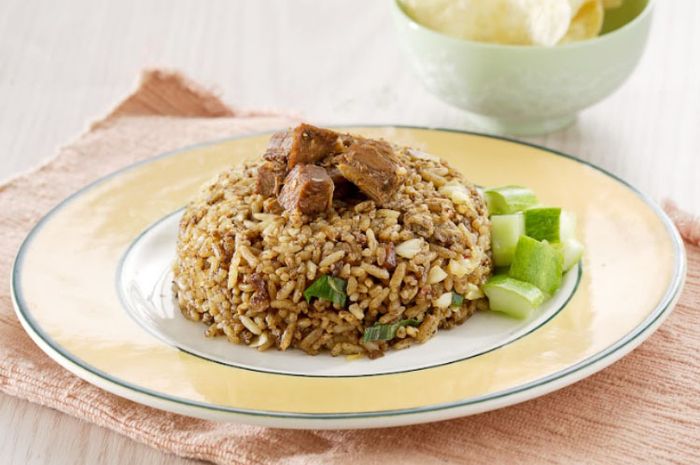 Nasi goreng keluak sedap untuk sarapan enak di rumah.