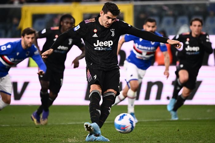 Alvaro Morata mencetak gol penalti bagi Juventus dalam kemenangan 3-1 atas Sampdoria pada laga pekan ke-29 Liga Italia 2021-2022.