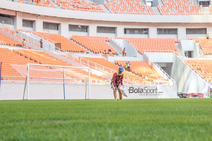 Penampakan rumput dalam Jakarta Internasional Stadium (JIS), Papanggo, Jakarta Utara, 13 Maret 2022.