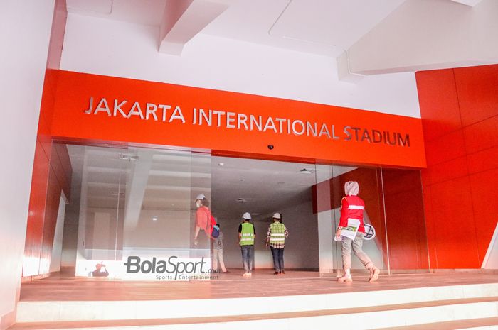Penampakan pintu masuk dan keluar pemain di Jakarta Internasional Stadium (JIS), Papanggo, Jakarta Utara, 13 Maret 2022.