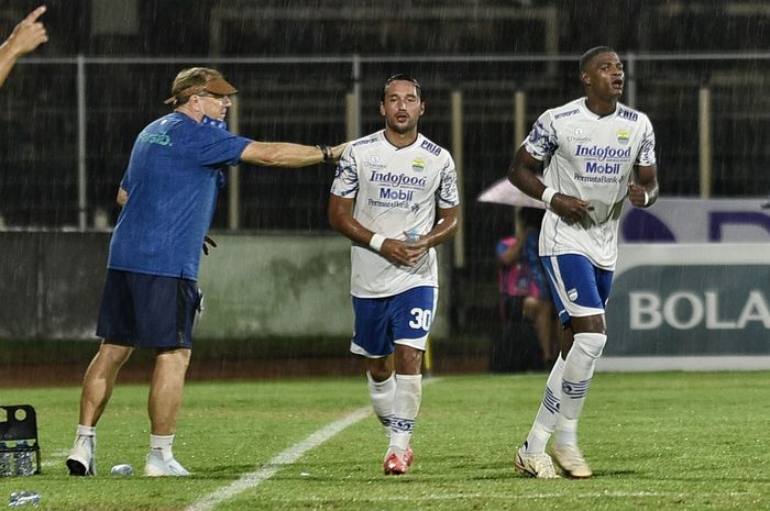 Dua pemain Persib Bandung, Ezra Walian dan Bruno Cantanhede, merayakan gol yang dicetak ke gawang Madura United pada pekan ke-31 Liga 1 2021-2022.