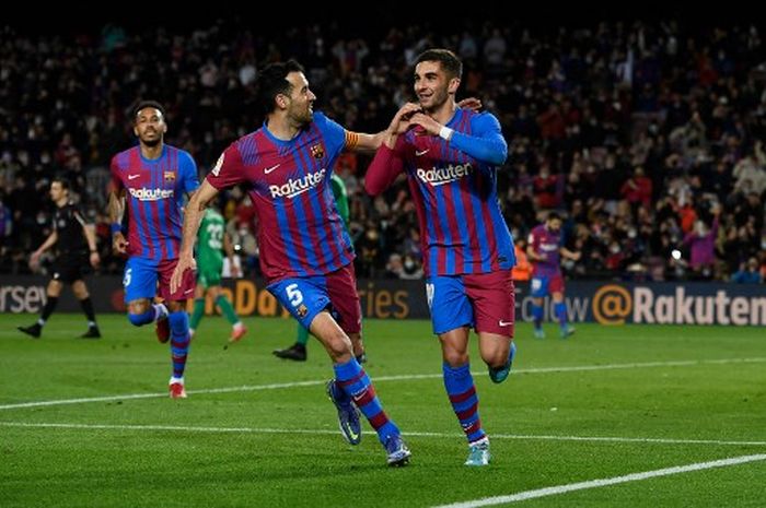 Penyerang Barcelona, Ferran Torres melakukan selebrasi usai membobol gawang Osasuna pada babak pertama laga pekan ke-29 Liga Spanyol 2021-2022.