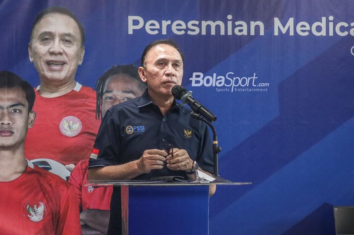 Ketua Umum PSSI, Mochamad Iriawan, sedang memberikan keterangan kepada awak media di GBK Arena, Senayan, Jakarta, 14 Maret 2022.