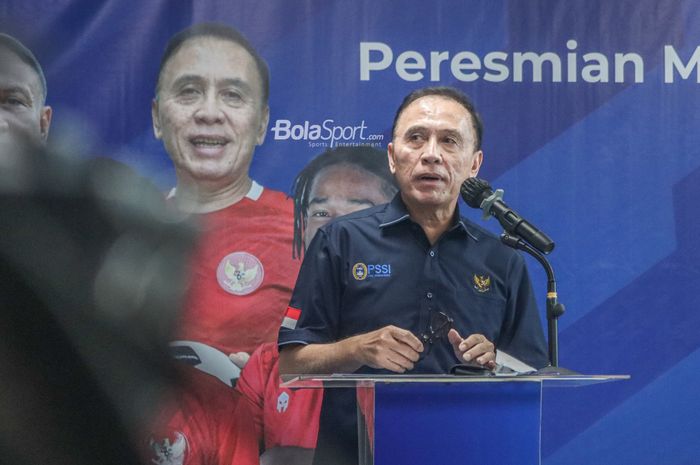 Ketua Umum PSSI, Mochamad Iriawan, sedang memberikan keterangan kepada awak media di GBK Arena, Senayan, Jakarta, 14 Maret 2022.