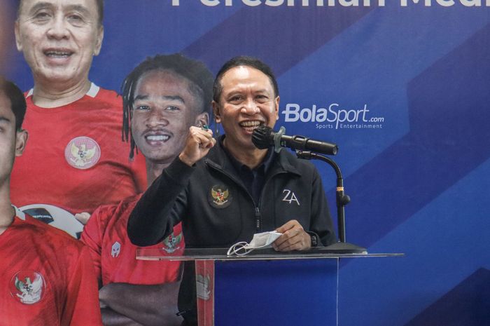 Menteri Pemuda dan Olahraga Republik Indonesia, Zainudin Amali, nampak sumringah saat sedang memberikan keterangan kepada awak media di GBK Arena, Senayan, Jakarta, 14 Maret 2022.