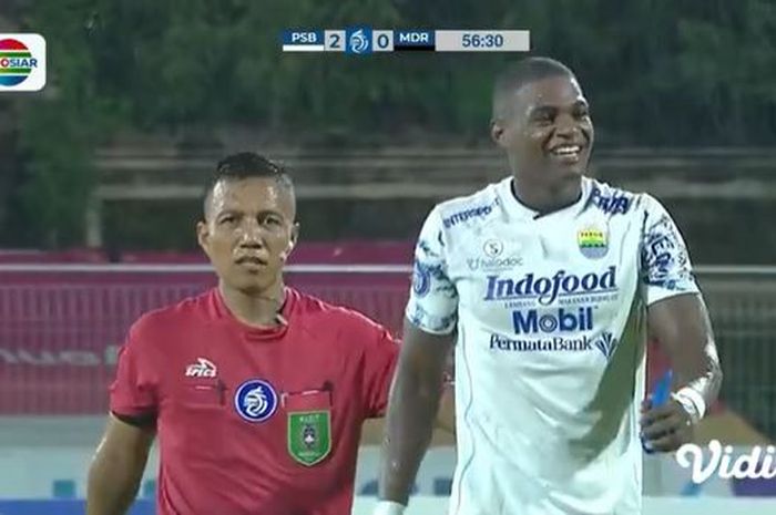 Bruno Cantanhede meninggalkan lapangan dengan ekspresi meringis kesakitan pada menit ke-57 di laga kontra Madura United dalam laga pekan ke-31 Liga 1 musim 2021-2-22 di Stadion I Gusti Ngurah Rai, Denpasar, Bali, Minggu (13/3/2022).