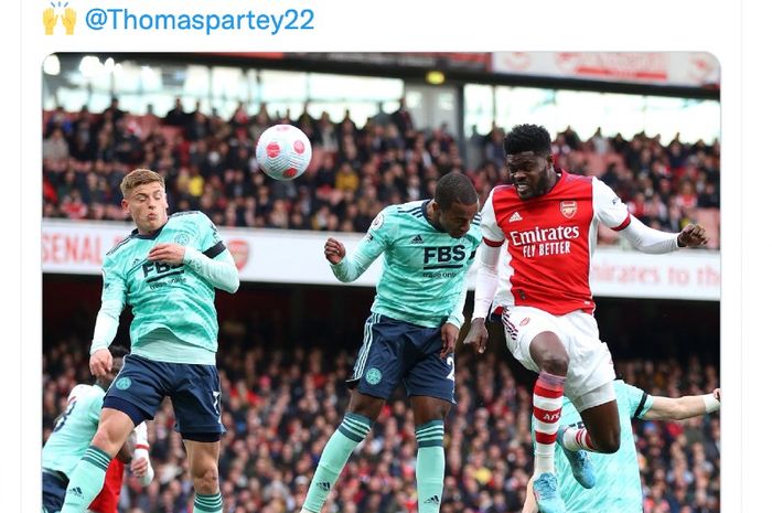 Tandukan pemain Arsenal, Thomas Partey, saat melawan Leicester City pada pekan ke-29 Liga Inggris di Stadion Emirates, London, Inggris, Minggu (13/3/2022)