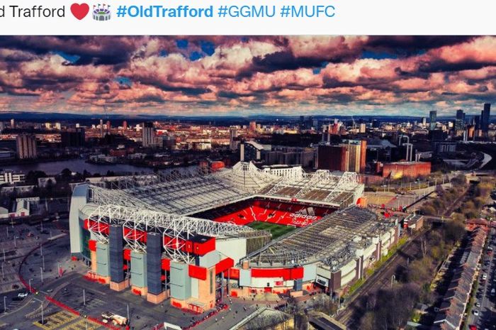 Manchester United dilaporkan sedang mempertimbangkan untuk merobohkan Old Trafford dan membangun stadion baru di lokasi yang sama. 