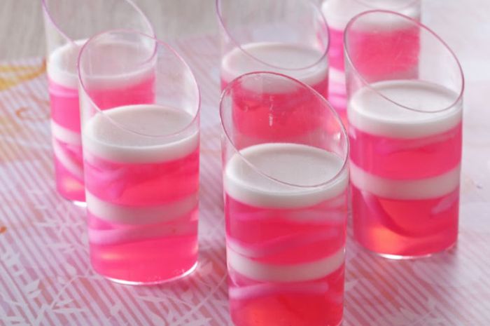 Hidangan puding gelas kelapa pisang susu untuk Hari Ibu
