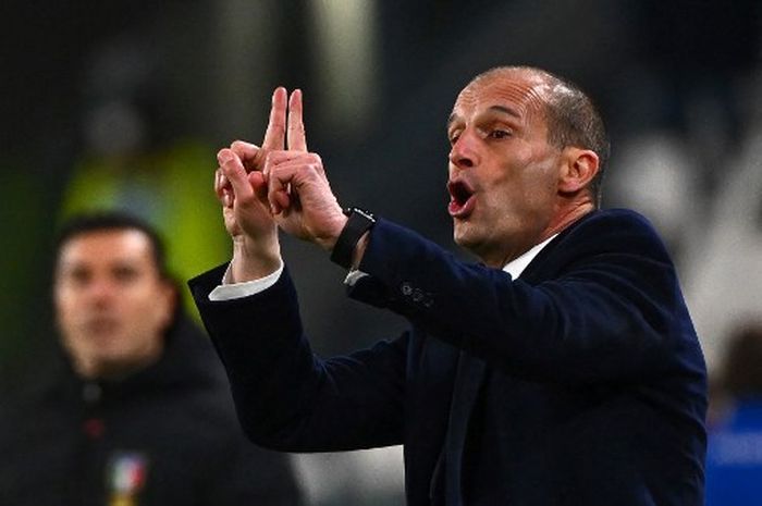 Massimiliano Allegri memberikan instruksi dalam duel Liga Italia Juventus vs Spezia di Allianz Stadium Turin (6/3/2022).