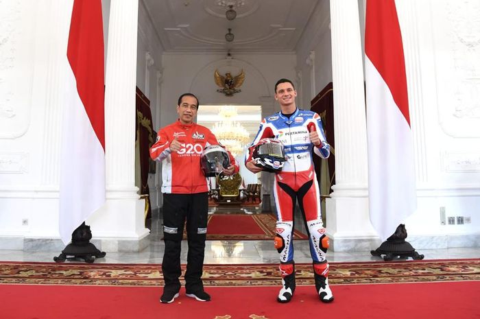 Presiden RI Joko Widodo bersama salah satu pebalap Mandalika SAG Racing Team Indonesia 